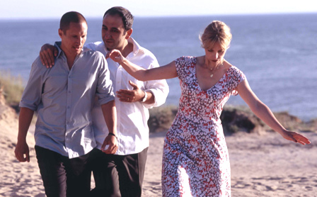 Benno Führmann, Hilmi Sözer und Nina Hoss am Strand; Szenenbild aus Christian Petzolds Film "Jerichow"