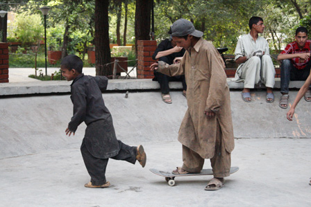 Zwei afghanische Buben beim Skateboardfahren Üben.