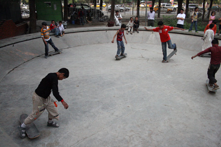 Afghanische Kinder auf einem Skateboard-Platz.