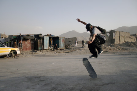 Ein Bursch in Afghanistan beim Springen mit dem Skateboard.