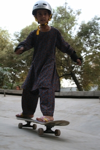 Ein afghanisches Mädchen beim Skateboardfahren.