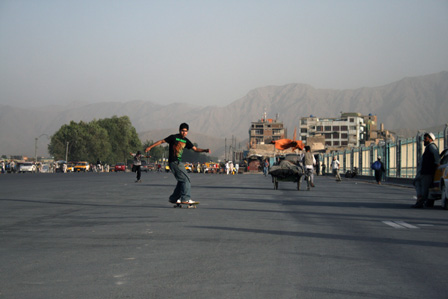 Mit dem Skateboard durch weite, afghanische Straßen.