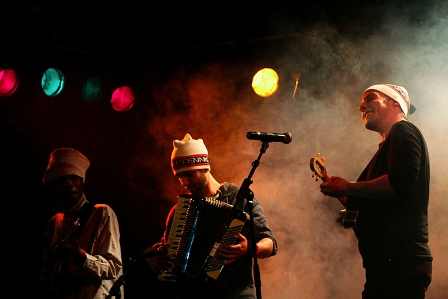 Mit Ukulele und Ziehharmonika