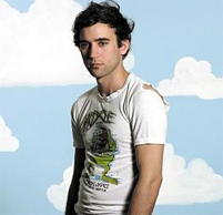 © Sufjan Stevens Musiker Sufjan Stevens vor einer Wand mit aufgezeichneten Wolken