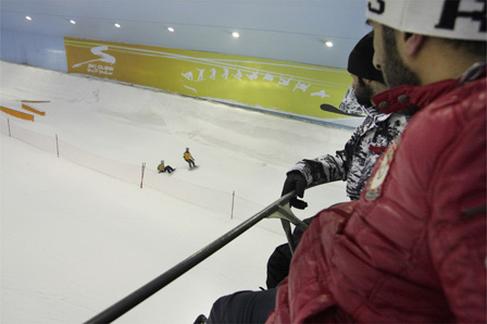 © Flo Rainer Zwei Snowboarder, vom Lift aus fotografiert