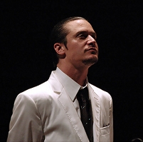 © Skomorokh/Wiki Mike Patton im weissen Anzug.