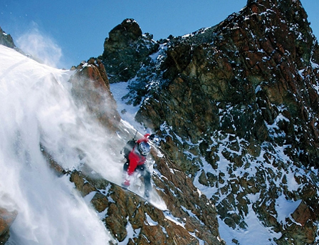 Extrem Snowboarder in den Bergen