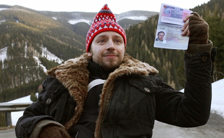 Ivan Shvedoff hält mitten auf einer Bergstraße seinen Pass in die Höhe; Szene aus "Der Knochenmann"