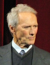 Clint Eastwood blickt lächelnd nach links