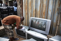 Alte Fernseher auf einem Markt in Nigeria