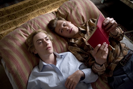 Kate Winslet und David Kross liegen auf einem Bett, Szene aus "Der Vorleser"