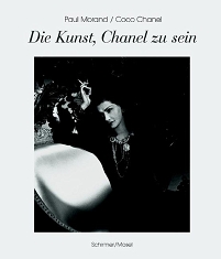 Das Cover des Buchs. Coco Chanel auf einer Satin-Chaiselongue vor einem geschnitzten Paravent.