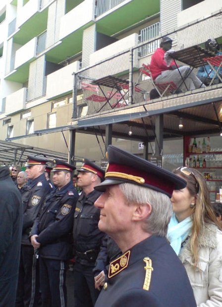 Hohe Polizeibeamte stehen mit dem Rücken zu einem Marktstand