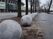 die steinernen fußbälle vorm stadion