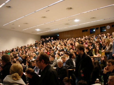 Der Uni-Hörsaal in dem die Diskussion stattgefunden hat.