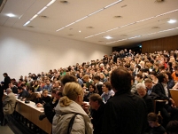 mehr vom Uni-Hörsaal in dem die Diskussion stattgefunden hat.