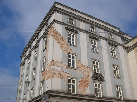 Haus mit zum Teil abgeschlagener Fassade