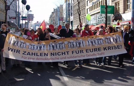 Demonstration in Wien, Banner mit der Aufschrift "Wir zahlen nicht für eure Krise"