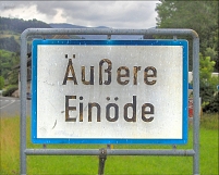 Ein Österreichisches Ortsschild mit der Aufschrift "Äußere Einöde"