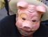 Mann mit Schweinemaske 