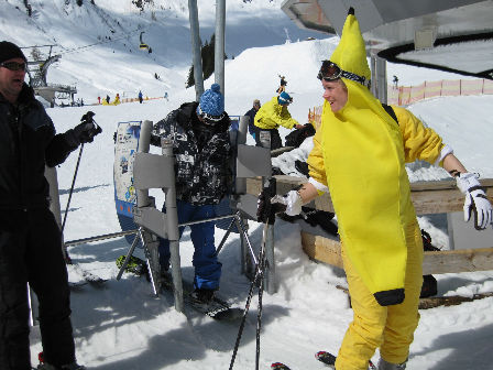 ein mann als banane verkleidet auf schiern.