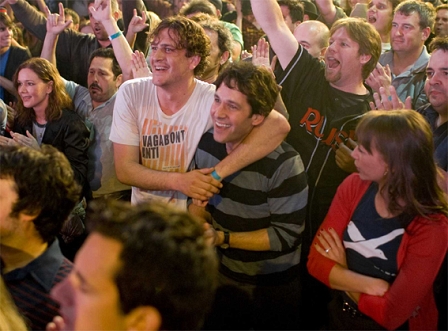 Jason Segel und Paul Rudd in der Menge bei einem Rockkonzert, Szenenbild aus der Komödie "I Love You, Man"