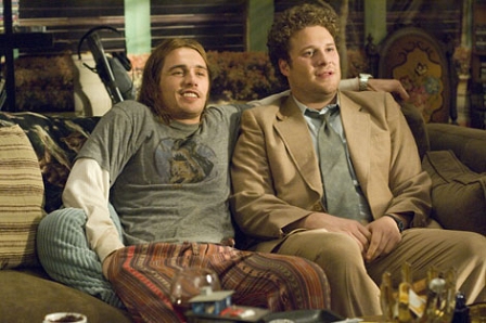 James Franco und Seth Rogen auf einer Couch sitzend, Szene aus "Pineapple Express"