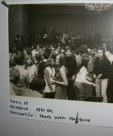 Foto aus Anfang der 1970er Jahre: junge Leute tanzen in Saal