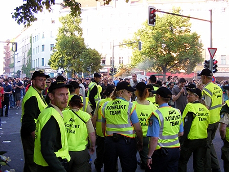 Berliner Polizeibeamte, die gelbe Jacken mit der Aufschrift "Konfliktteam" tragen