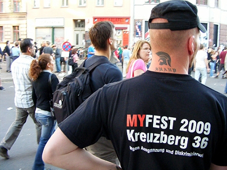 Ein Mann von hinten mit der T-Shirt-Aufschrift "Myfest 2009"