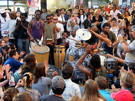 Band mit Trommeln inmitten von Straßenbesuchern in Berlin