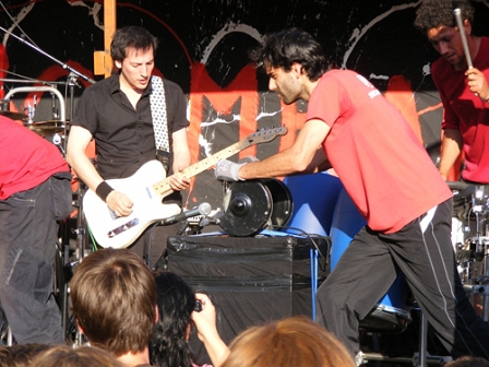 Eine Band beim Open Air Fest am Berliner Moritzplatz