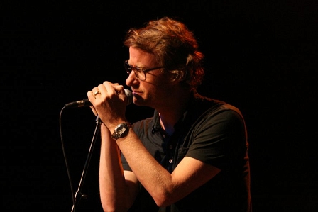 "The Boxer' - Matt Berninger von The National in gewohnt  inniger Umarmung mit dem Mikrophon. 