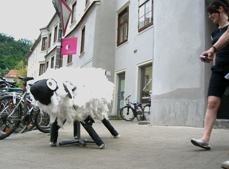 Gebasteltes Schaf steht auf der Straße