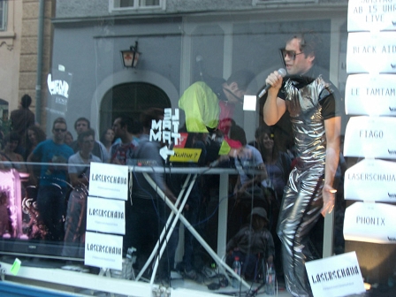 Musiker spielen in einem Schaufenster