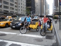 rikshas neben autos in new york city