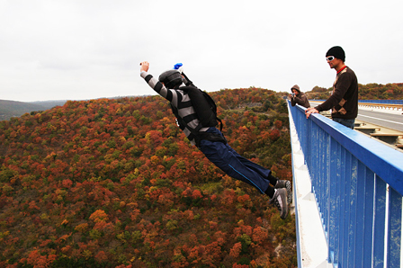 Mann beim Bungee Jumping