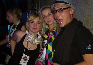 © Etepetete Etepetete Girls mt DJ Beware beim Red Bulls Soundclash (November 2008).