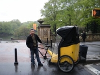 ein rikshafahrer im central park in new york city