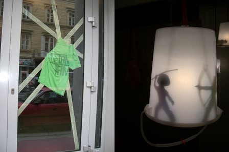 T-Shirt mit Klebeband in Schaufenster befestigt und eine Lampe.