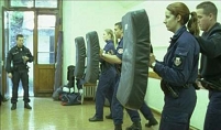 Film-Still, SchülerInnen der Polizeiakademie beim Abwehr-Training