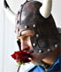 Hosea, mit rose und wikingerhelm