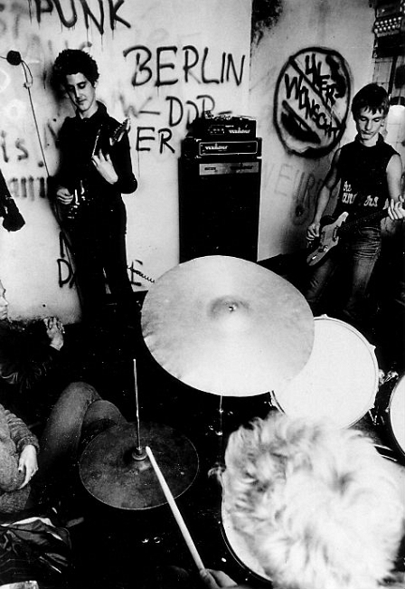 Die Berliner Punk-Underground-Band "Planlos" bei einem Konzert 1981