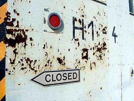 Ein Tor zu einem Hangar am Berliner Flughafen Tempelhof, auf dem ein Schild mit den Worten "Closed" hängt