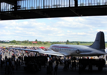 Ein altes Flugzeug am Flughafen Tempelhof in Berlin