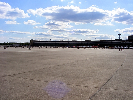 Freie Fläche vor dem Flugfeld des Berliner Flughafens Tempelhof