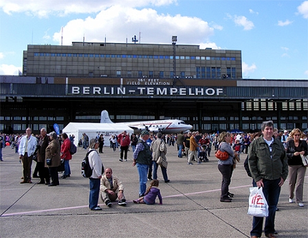 Blick auf das Hauptgebäude des Berliner Flughafens Tempelhof