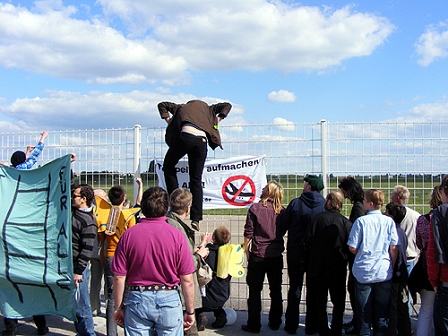 Demonstranten am Berliner Flughafen Tempelhof