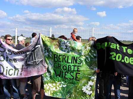 Demonstranten am Berliner Flughafen Tempelhof