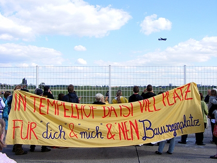 Demonstranten am Berliner Flughafen Tempelhof